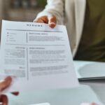 es legal entregar currículum en mano