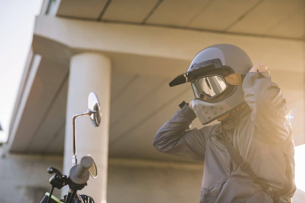es legal escuchar música en moto
